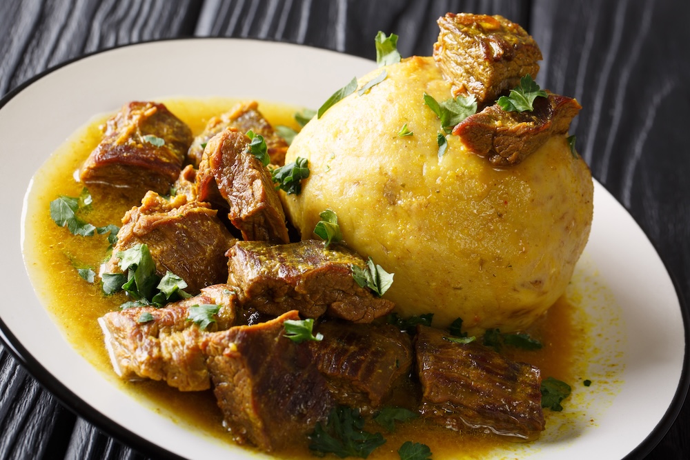 Mofongo con carne frita y caldo de pollo