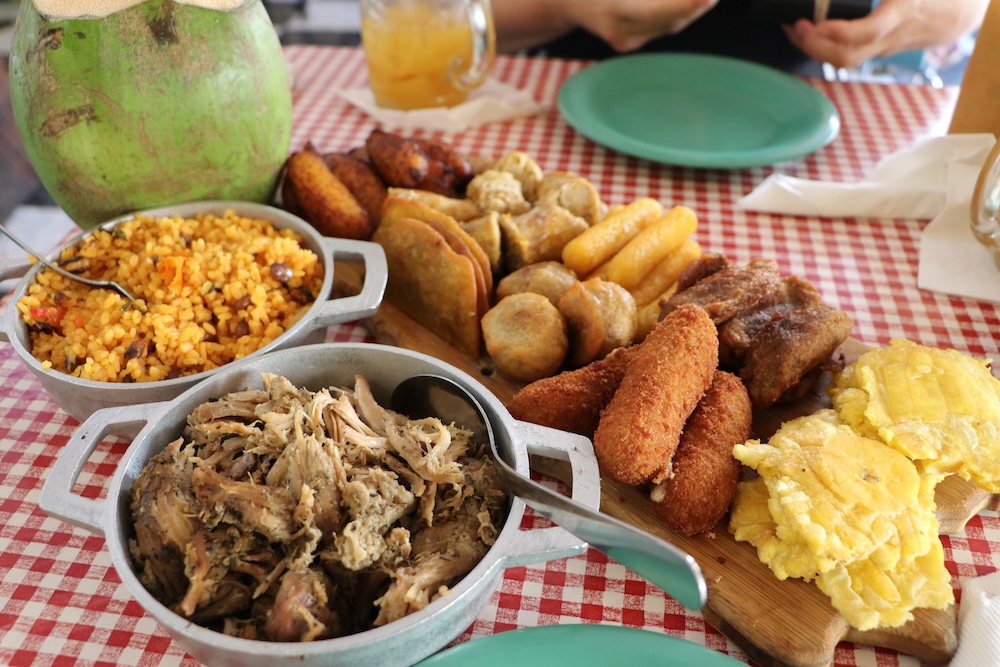 Surtido de frituras puertorriqueñas con arroz con gandules y cerdo desmenuzado