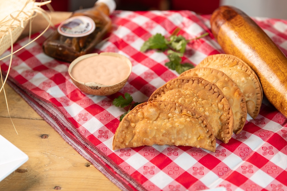 Empanadas rellenas con mayo ketchup (salsa rosada)